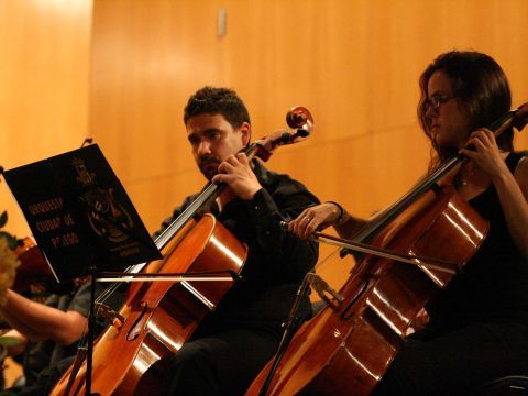 Dos de los integrantes de la orquesta prieguense durante la actuación. (Foto: Antonio J. Sobrados)