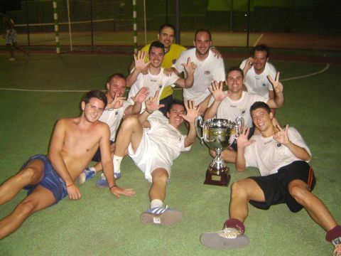 El equipo campeón celebrando su séptimo título. (Foto: Cedida)