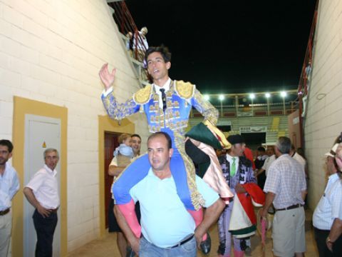 Alejandro Enríquez abandona Los Donceles por la Puerta de Córdoba. (Foto: R. Cobo)