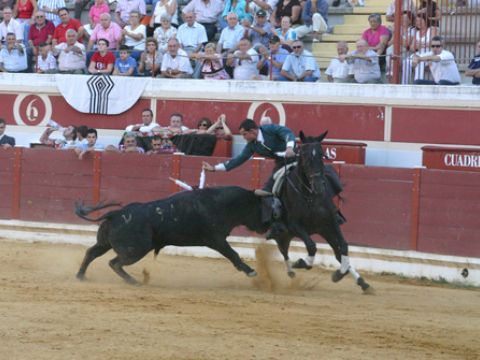 Mariano Rojo clavando una ajustadísima banderilla corta. (Foto: R. Cobo)