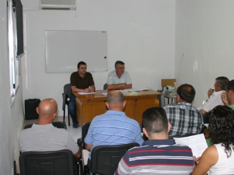 Prolegómenos de la reunión en la que se dieron cita empresarios y agricultores de la zona. (Foto: R. Cobo)