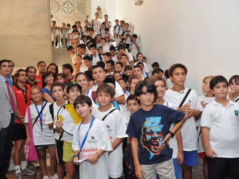 Un grupoo de pequeños junto al equipo español. (Foto: Cedida)