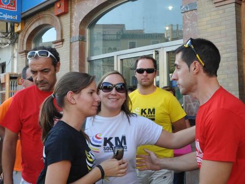 Lozano despidiéndose de amigos en la Plaza de España. (Foto: Cedida)