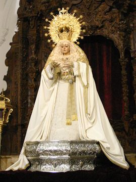 María Stma. de los Dolores con saya y manto blanco preparada para los actos religiosos de este fin de semana. (Foto: R. Cobo)