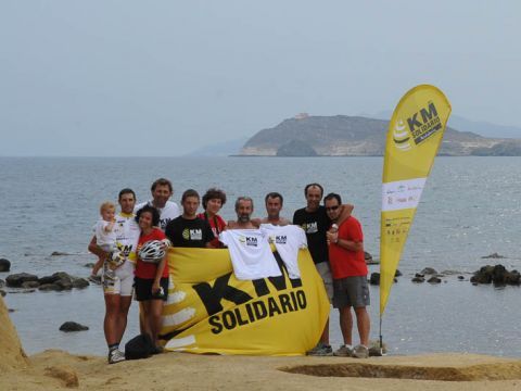 Kiko Lozano con su equipo y familiares. (Foto: KmSolidario)