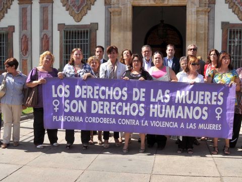 Imagen de la concentración a las puertas del Palacio de la Merced. (Foto: Cedida)
