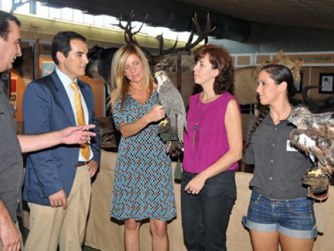 Autoridades en uno de los stands de la muestra. (Foto: Cedida)