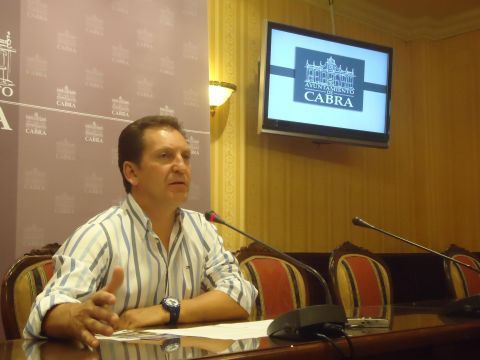 El delegado de Deportes anunciando la apertura de la instalación. (Foto: J. Moreno)