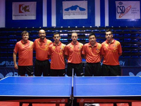 Machado y Juanito con el resto de la selección durante una concentración celebrada en el CETD de Priego.