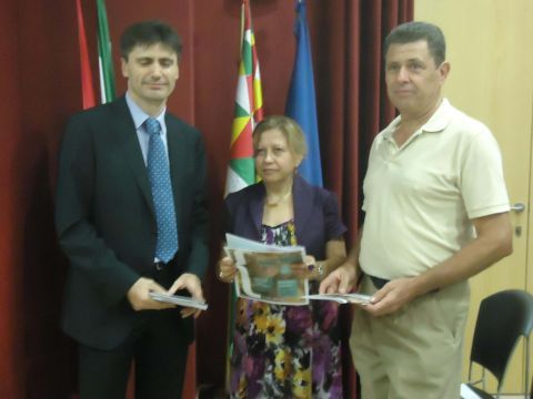 Carbonell (izquierda) junto a miembros de Subbética Ecológica. (Foto: J. Moreno)
