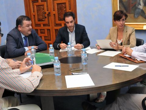 Ceballos y Zurera durante la reunión celebrada esta mañana en el Palacio de la Merced. (Foto: Cedida)