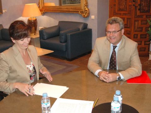 Mª Luisa Ceballos junto a Esteban Morales, alcalde de Puente Genil. (Foto: Cedida)