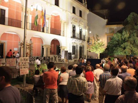 Más de 600 personas, según los convocantes, se sumaron a la concentración del 15-O. (Foto: Cedida)