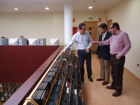 El alcalde y el delegado de Cultura en la videoteca junto al director de la Biblioteca. (Foto: J. Moreno)
