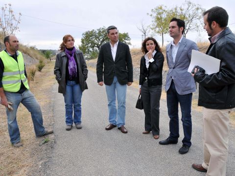 Visitando junto a técnicos y trabajadores uno de los tramos en los que se está actuando. (Foto: Cedida)