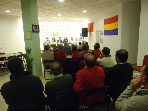 Asistentes a la asamblea abierta de IU. (Foto: J. Moreno)