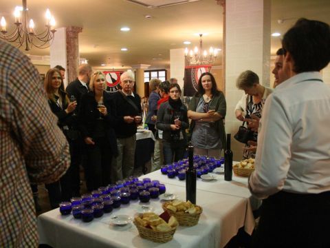 Durante el receptivo se degustaron productos cordobeses como el vino Montilla-Moriles. (Foto: Antonio J. Sobrados)
