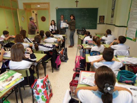 Imagen de la entrega de los premios en una clase. (Foto: Cedida)