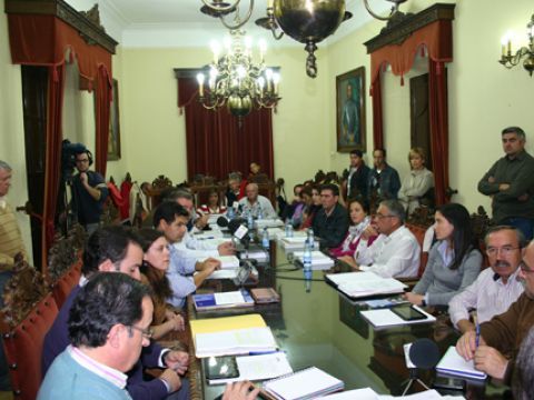 Desarrollo de la sesión plenaria celebrada ayer lunes. (Foto: R. Cobo)
