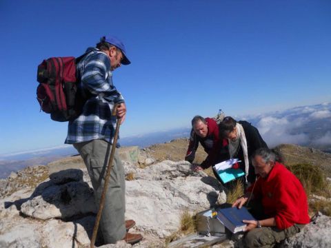 Mantenimiento del libro de montaña existente de la cumbre. (Foto: Cedida)