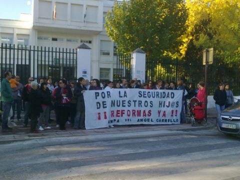 Concentración de padres y madres esta mañana en el acceso al colegio. (Foto: R.Cobo)