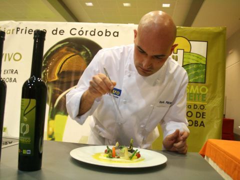 Raúl Resino durante la elaboración de la receta ganadora. (Foto: Antonio J. Sobrados)