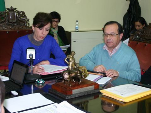 Ceballos y Forcada junto al trofeo del Cervatillo Taurino. (Foto: R. Cobo)