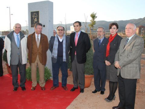 Autoridades, familiares y amigos del pintor junto al monolito. (Foto: Cedida)