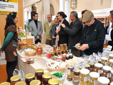 Autoridades durante la visita a uno de los stands de la presente edici&oacute;n de Expomiel. (Foto: Cedida)
