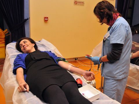 María Luisa Ceballos en el momento de realizar su donación. (Foto: Alicia Fernández)