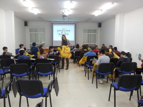Reparto de bolsas de reciclaje en una de las aulas. (Foto: Antonio J. Sobrados)