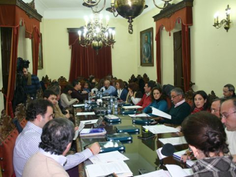 Panorámica del Salón de Plenos el pasado viernes durante el desarrollo de la sesión ordinaria correspondiente al mes de diciembre. (Foto: R. Cobo)