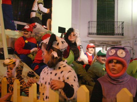 Personajes de cuentos infantiles y de un popular videojuego eran los protagonistas de esta carroza. (Foto: A.J. Sobrados)