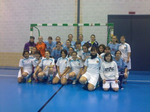 Jugadoras de ambos clubes tras el encuentro. (Foto: Cedida)