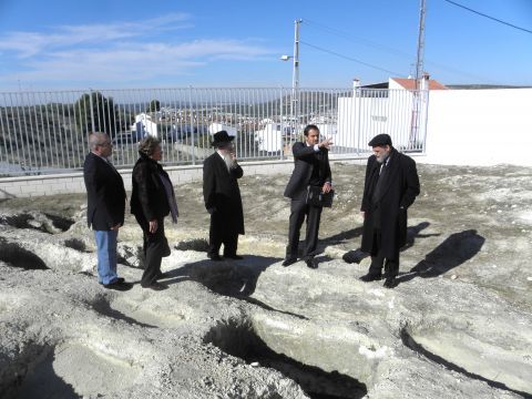Visita a la zona de re-enterramiento de los restos. (Foto: Cedida)