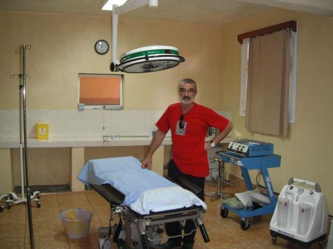 Izquierdo en el quirófano del centro sociosanitario de Bangondé. (Foto: Cedida)