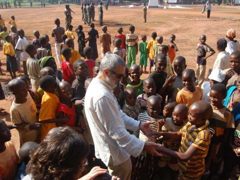 El ginecólogo con niños de Bangassou. (Foto: Cedida)