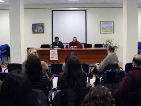 Aspecto que presentaba el salón de actos de Servicios Sociales. (Foto: R. Cobo)