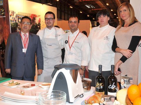 Rojas y Alarcón junto a los tres cocineros cordobeses. (Foto: Cedida)