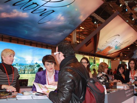 Atención a visitantes en el mostrador de la Subbética. Foto: Cedida)