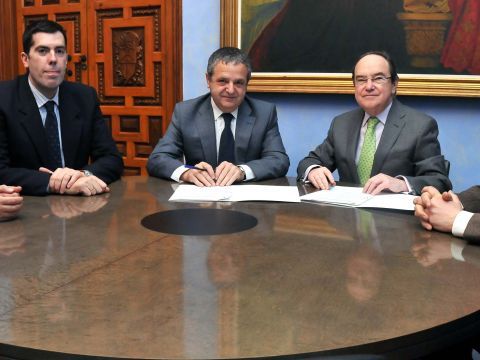Fuentes y Pla durante la firma del convenio. (Foto: Cedida)