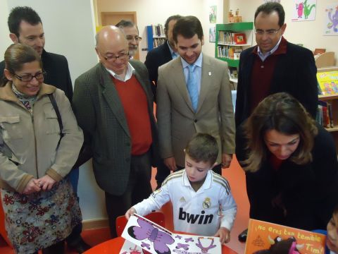La delegada del Gobierno y el resto de autoridades en la bebeteca. (Foto: J. Moreno)