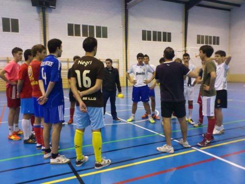 Los jugadores atienden a las explicaciones del cuerpo técnico. (Foto: Cedida)