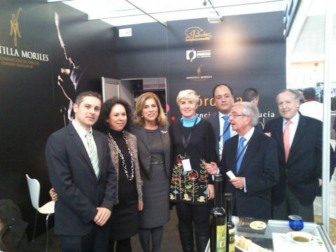 La alcaldesa de Madrid, Ana Botella, visitando el stand cordobés. (Foto: Cedida)