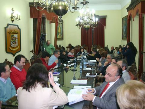 Panorámica del Salón de Plenos ayer martes en el inicio de la sesión plenaria. (Foto: R. Cobo)