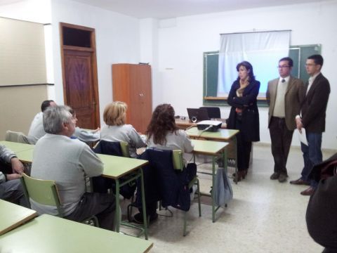 La alcaldesa se dirige a los asistentes en la clausura del taller. (Foto: Antonio J. Sobrados)