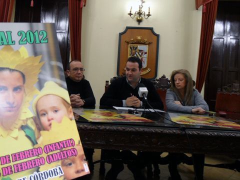 En primer plano, parte del cartel basado en una instantánea de José María del Pino. (Foto: Lucía González)