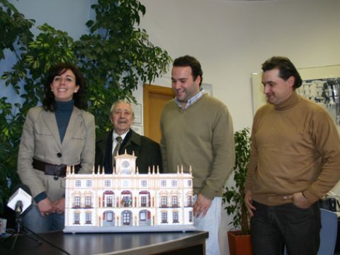Ceballos, Gil, Valdivia y Pulido junto a la maqueta de la fachada del Ayuntamiento. (Foto: R. Cobo)