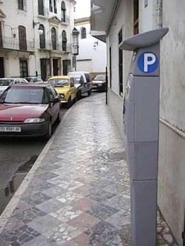 Maquina expendedora en una de las calles del centro de Priego. (Foto: Cedida)