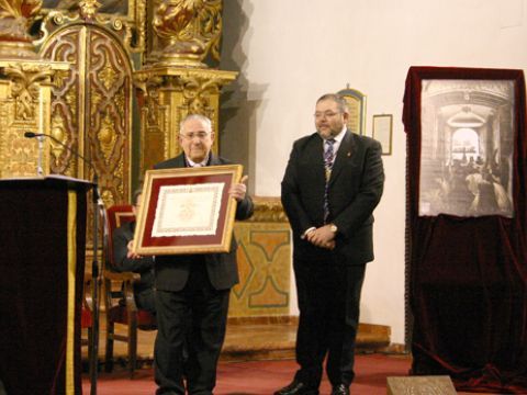 Avelino Siller, Cofrade Ejemplar, y Manuel Montes, presidente de la Agrupación General de Hermandades y Cofradías de Priego. (Foto: R. Cobo)